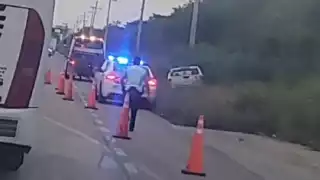 Conductor sufre volcadura en la carretera federal 307 de Playa del Carmen a Cancún