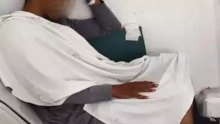 En el centro médico se ve gente esperando consulta