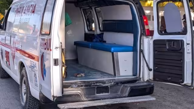 Trasladan a joven al hospital, tras apuñalamiento en la colonia Miraflores, José María Morelos.