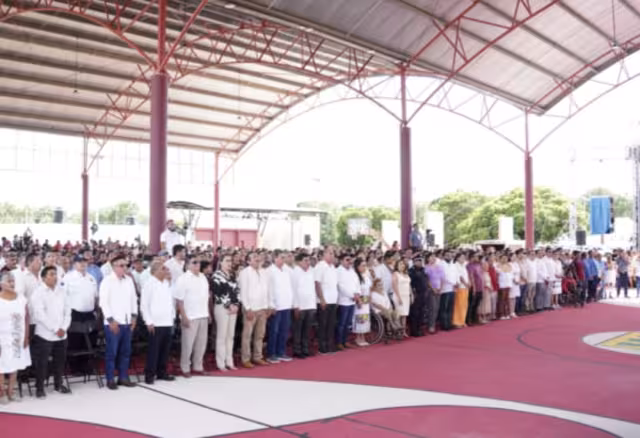 Erick Borges Yam y el nuevo cabildo 2025-2027 durante la ceremonia de toma de protesta.