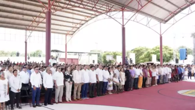Erick Borges Yam y el nuevo cabildo 2025-2027 durante la ceremonia de toma de protesta.
