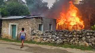 Voraz incendio consume por completo una vivienda en Peto