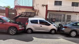 Vehículo sin conductor provoca choque múltiple en calles de Chetumal