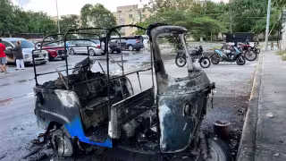 Incendian de manera intencional un mototaxi del sindicato IslaCún en Paseos Nikté, Región 255.