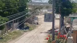 Se ha captado en video camiones llenos de escombro con dirección a la zona de manglares