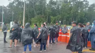 Bloquean vía federal  Escárcega - Chetumal por las fallas en la energía eléctrica