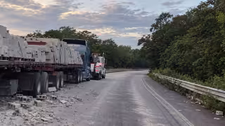 Vuelca camión cargado de bloques en la autopista Champotón-Campeche