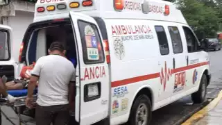 Jóvenes sufren aparatoso accidente al derraparse con su motocicleta en José María Morelos