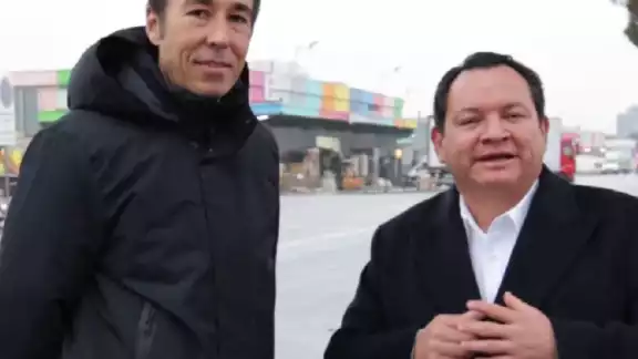Díaz Mena visita un mercado en Madrid, España, en búsqueda de oportunidades económicas