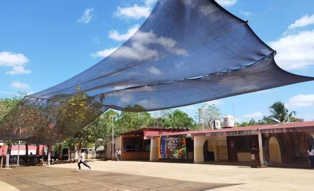 Los estudiantes de la escuela no cuentan con un domo en el patio