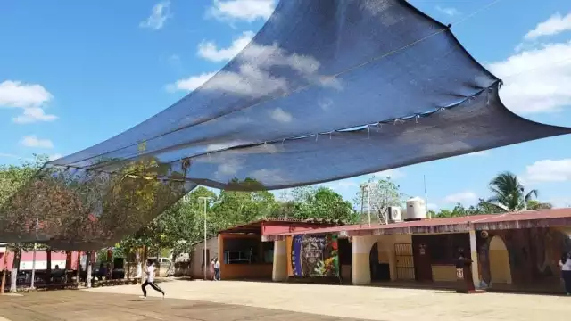 Los estudiantes de la escuela no cuentan con un domo en el patio