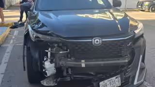 La camioneta terminó con daños al frente de la carrocería.