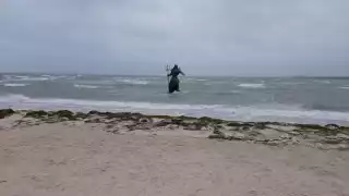 Poseidón sigue mostrando su poderío desde la playa 