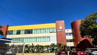 Jubilados de la UNACAR denuncian retrasos en pagos y rechazan acusaciones de la rectora.