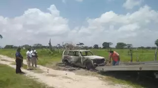 El miércoles por la madrugada, un grupo de amigos discutió y uno de ellos quemó una camioneta en la orilla del estero de Sabancuy.