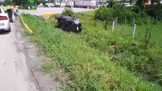 Un automóvil Jetta, por exceso de velocidad y poca precaución, impactó una camioneta azul y se volcó en la carretera Escárcega – Villahermosa.
