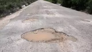 La carretera federal está en malas condiciones y con baches