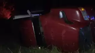 Tráiler que transportaba aires acondicionados volcó en la carretera federal Carmen – Campeche