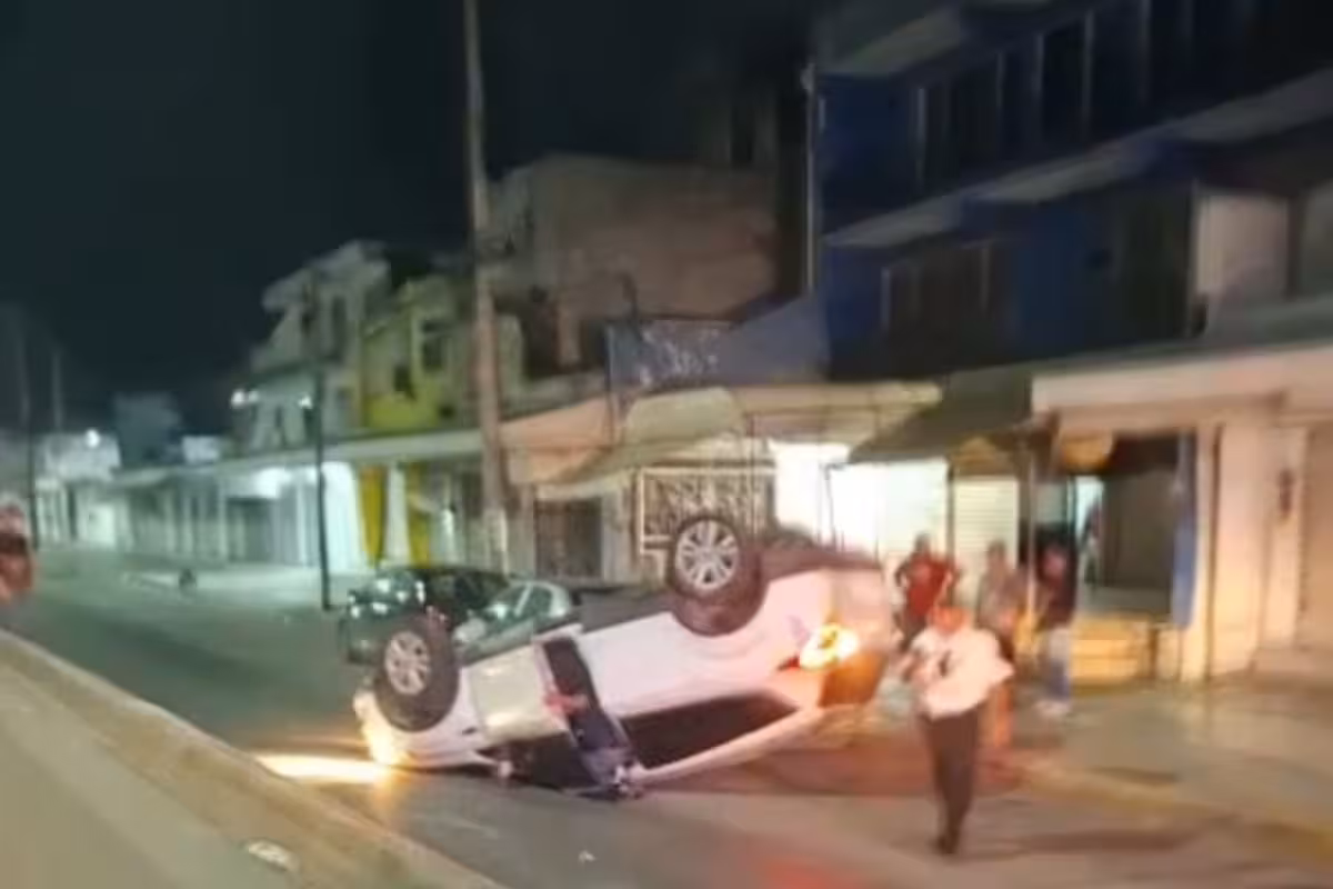 Conductor pierde el control de su vehículo y termina volcado en la SM ...