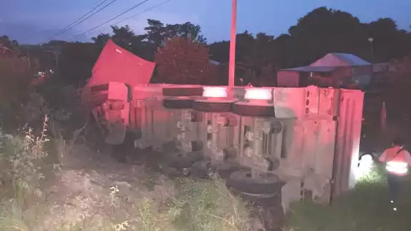Las malas condiciones de la carretera Escárcega – Villahermosa y el exceso de velocidad causaron la volcadura de un tractocamión góndola.