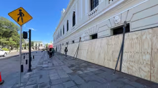 Instalan vallas en el Centro Histórico de Mérida por la marcha del 8M