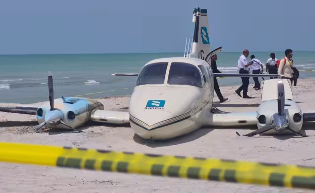 Avioneta Piper PA-34 Seneca desciende en arena tras desperfecto mecánico