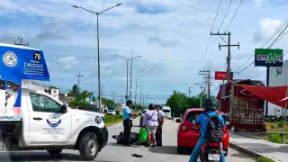 Camión invade carril y provoca percance