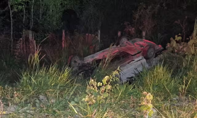 Nissan Tsuru volcado deja saldo trágico en Don Samuel