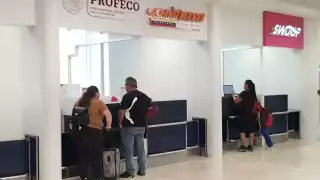 VivaAerobus le cobra más de mil pesos extra a una familia por su equipaje en el aeropuerto de Cancún