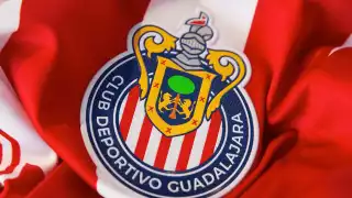 Apertura 2025: El defensa que Chivas tiene en la mira  y juega en el extranjero