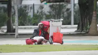 La embajada francesa le negó apoyo por tener pasaporte norteamericano, y el país vecino lo hará sólo si llega a Ciudad de México, pero no tiene dinero