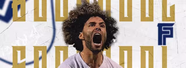 César "Chino" Huerta celebra su gol de empate para Pumas contra Santos Laguna en un lluvioso Estadio TSM Corona.