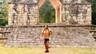 Lila Downs conecta con la esencia maya durante su visita a Ek Balam