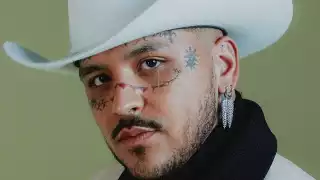 Christian Nodal  cambia de look: Lo comparan con Yolanda Saldívar y Carmen Salinas