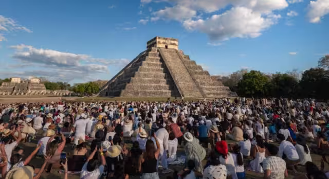 Más de 15 mil visitantes presencian descenso de Kukulcán en Chichén Itzá