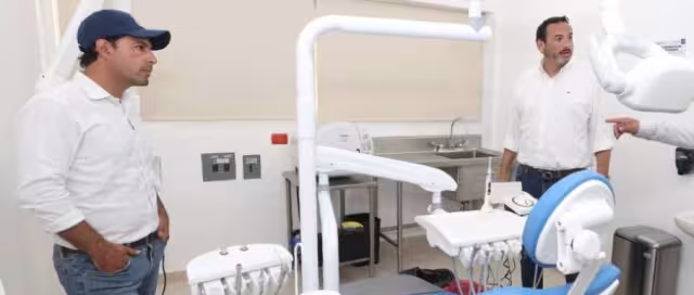 Mauricio Vila dialoga con especialistas en el centro de salud de Yobaín