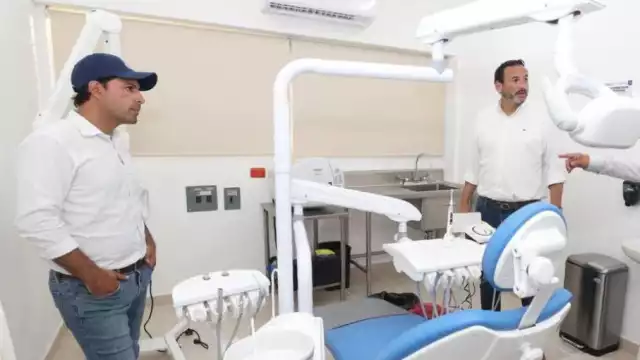 Mauricio Vila dialoga con especialistas en el centro de salud de Yobaín