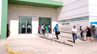 Personas comentaron que sus familiares no reciben tratamiento adecuado ni medicamentos en el hospital general. Tampoco les brindan información de los pacientes