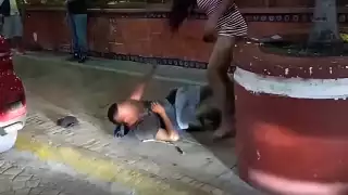 Colectivos en pro de la diversidad sexual condenaron las burlas hacia la víctima, luego del intento de robo que se volvió viral.