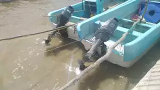 Un pescador cayó al agua al intentar encender el motor de su lancha en el estero de Sabancuy.