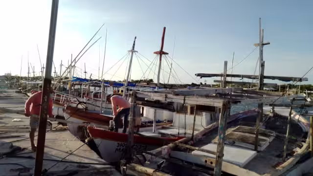 Hombres de mar dejan de lado sus redes y naves ante la escasez del mero, en Chabihau