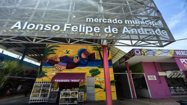 Falta de atención administrativa agrava rebosamientos y afecta venta en mercado local