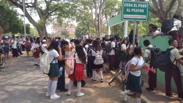 La comunidad escolar y padres de familia realizaron un plantón a las afueras de la institución