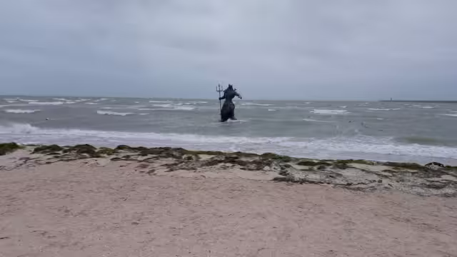 Poseidón sigue mostrando su poderío desde la playa 