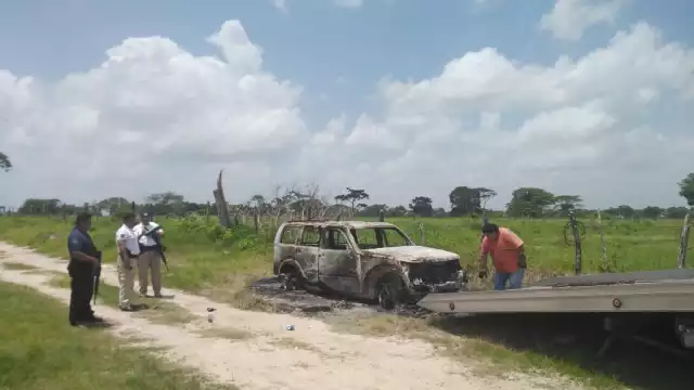 El miércoles por la madrugada, un grupo de amigos discutió y uno de ellos quemó una camioneta en la orilla del estero de Sabancuy.