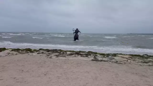Poseidón sigue mostrando su poderío desde la playa 
