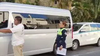 Un conductor de una camioneta Toyota Avanza provocó un choque tipo “dominó” que afectó a cuatro vehículos estacionados en la colonia Ejido, en Playa del Carmen.