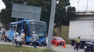 Motociclista muere atropellada por un camión de Va y Ven en el Periférico de Mérida