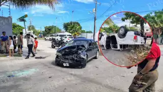 Aparatoso accidente vehicular en Jardines de Bonampak en Cancún; no se reportan lesionados