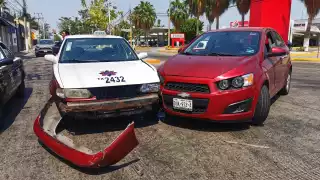 Imprudente automovilista provoca accidente en Ciudad del Carmen